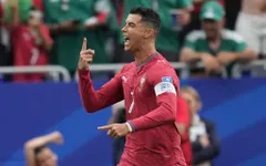 Cristiano Ronaldo chạm tới cột mốc mà Messi chưa có