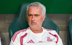 Mourinho tiết lộ từng ký hợp đồng dẫn dắt Manchester United năm 2013