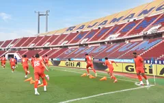 ĐT Việt Nam tập trên SVĐ Quốc gia Rajamangala, chuẩn bị cho trận chung kết lượt đi với chủ nhà Thái Lan
