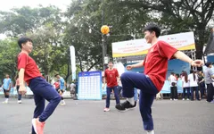 Những cô gái vàng cầu mây Việt Nam hướng dẫn du khách chơi thể thao bên hồ Hoàn Kiếm