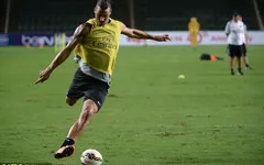 Ibrahimovic lập "siêu phẩm" đậm chất... võ thuật trên sân tập