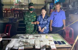 Quảng Trị: Bắt cô gái trẻ vận chuyển 40 bánh heroin, 15kg ma túy đá vào Việt Nam