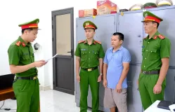 Khởi tố tài xế xe đầu kéo 'thông chốt', đâm vào xe Cảnh sát giao thông