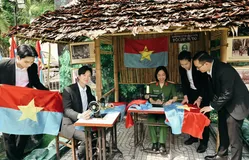 Nghệ sĩ và chiến sĩ tham quan triển lãm ‘50 năm vang mãi bản hùng ca’