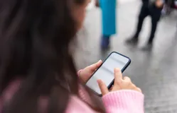 Người dùng smartphone có nên sử dụng miếng dán màn hình chống nhìn trộm?