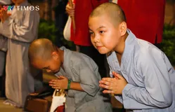 Phật tử khắp nơi đổ về khu vực hồ Hoàn Kiếm cung rước Xá lợi Đức Phật