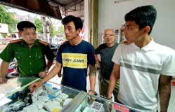 Truy nóng hai đối tượng bịt khẩu trang xông vào nhà thờ cướp tài sản