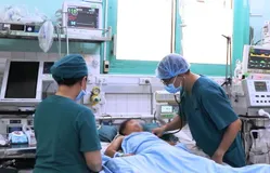 Bé gái 8 tuổi thoát chết hy hữu sau tai nạn cuốn vào cửa cuốn