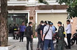 Công an đồng loạt khám 3 căn nhà liên quan trùm giang hồ ở Thanh Hóa