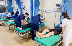 4 học sinh bị ong đốt nguy hiểm sau trò đùa ném tổ ong của bạn