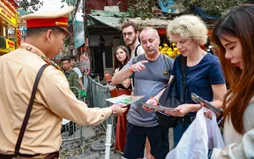 Công an TP Hà Nội kiểm tra đột xuất, mời hàng trăm du khách ra khỏi phố cà phê đường tàu