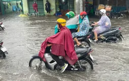 Mưa lớn sáng 10/5, nhiều tuyến đường TP Hồ Chí Minh ngập nặng