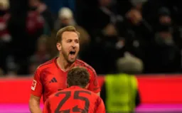 Harry Kane lập hat-trick, Bayern Munich thắng đậm trên sân nhà