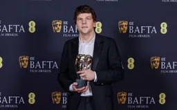 Jesse Eisenberg tôn vinh vợ đầy xúc động khi bất ngờ với chiến thắng tại BAFTA 2025