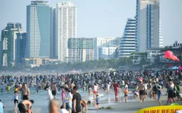 Bãi biển Đà Nẵng thu hút rất đông du khách