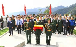 Lễ Thượng cờ và gắn biển công trình Cột cờ A Pa Chải​