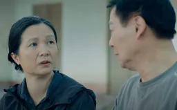 Những chặng đường bụi bặm - Tập 23: Bà Bình nằm ngủ nắm tay chồng nhưng gọi tên người đàn ông khác