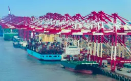 Chuyến hàng Trung Quốc bị áp thuế 145% cập cảng Mỹ