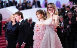 Angelina Jolie mặc chiếc váy có mức giá không tưởng trên thảm đỏ LHP Cannes 2025