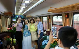 Du khách thích thú với toa tàu “thương gia” trên đường sắt Hà Nội - Hải Phòng