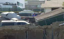 Mỹ: Hố tử thần 'nuốt chửng' hàng loạt ô tô