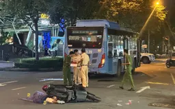 TP Hồ Chí Minh: Va chạm với xe buýt, người phụ nữ đi xe máy tử vong