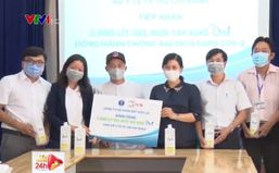 Trao tặng 3.000 lít gel rửa tay khô cho Sở Y tế TP.HCM
