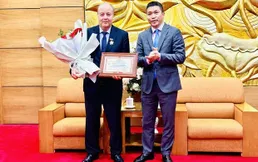 Algerian Ambassador receives friendship insignia