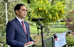 FM pays tribute to President Ho Chi Minh in France