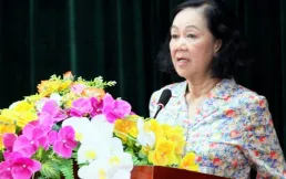 Politburo member Truong Thi Mai meets with voters in Hoa Binh Province