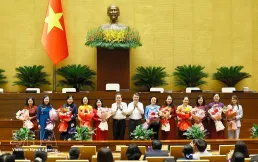 PM Le Minh Hung, NA President Tran Thanh Man meet with female lawmakers