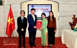 Vietnamese language proficiency certificates presented to candidates in Japan