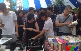 Giới trẻ Hà Thành đi sắm đồ tại chợ phiên "kiểu Tây"