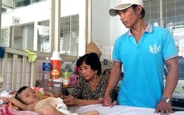 Bị cha dượng bạo hành, bé trai 3 tuổi vỡ đại tràng