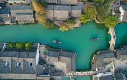 Thành cổ 1300 năm đẹp mê hoặc giữa dòng kênh xanh