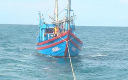 Đưa 10 ngư dân gặp nạn ở Trường Sa vào bờ an toàn