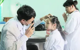 Tự điều trị đau mắt đỏ tại nhà: Biến chứng khôn lường!