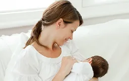 Vì sao cần cho trẻ bú sữa non trong 72 giờ sau sinh?