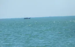 Cứu 4 ngư dân trên thuyền bị sóng đánh chìm ở vùng biển Hà Tĩnh