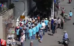 Bất bình nạn 'cướp' cơm từ thiện trước cổng bệnh viện