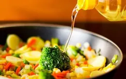 Cân đối hợp lý tỷ lệ mỡ động vật và dầu thực vật trong bữa ăn hàng ngày