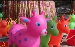 Đồ chơi bị cảnh báo độc hại vẫn bày bán công khai