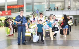 Tàu quốc tế chở du khách cập cảng Nha Trang