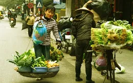 Những hàng rong vẫn tiếp tục vào thành phố mưu sinh
