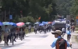 Học sinh che ô khi đạp xe và hiểm họa khôn lường