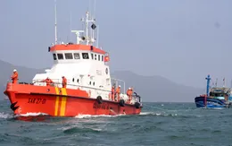 Lai dắt thành công tàu cá cùng 12 ngư dân Bình Định gặp nạn trên biển