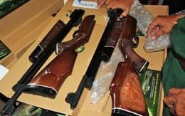 Phát hiện tàu hàng vận chuyển trái phép 45 khẩu súng trường hơi