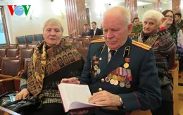 Trao tặng hồi ký các cựu binh Nga ở Việt Nam