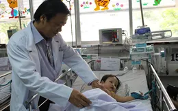 Mổ nội soi bướu gan khổng lồ cho bé 18 tháng tuổi