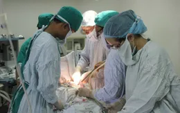 Thái Nguyên: Cứu sống cháu bé bị cây nứa đâm xuyên người